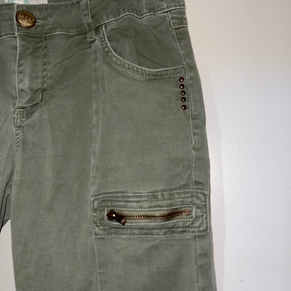 Cargo-style jeans. - Picture 2 of 9